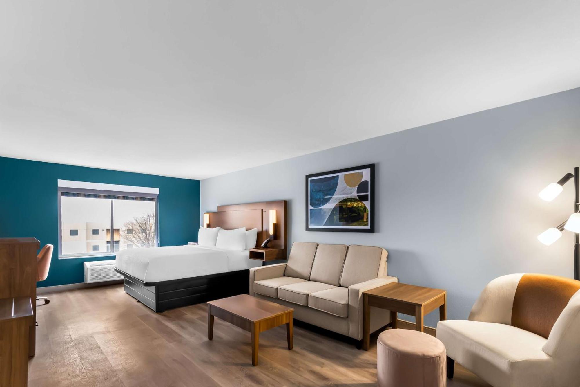 Larger Executive King Room with Sofa Bed - Non-Smoking